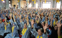 Hơn 1000 Phật tử tham dự khóa tu tại chùa Linh Ứng